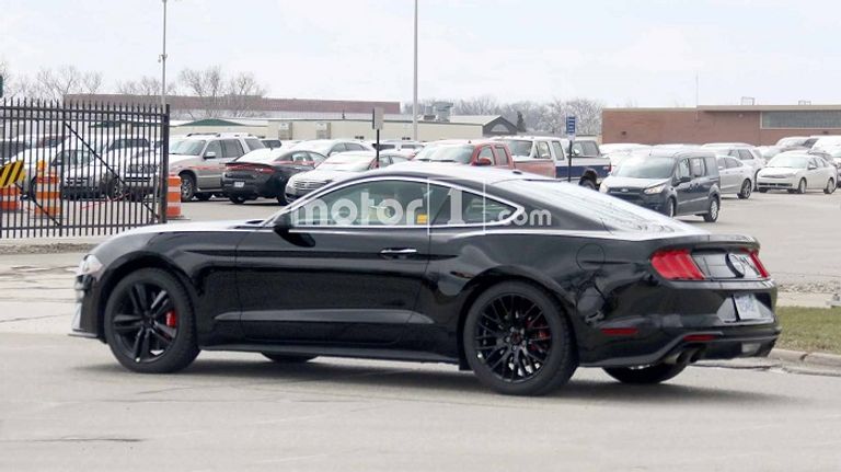 "موستانج بوليت" باللون الأخضر التقليدي