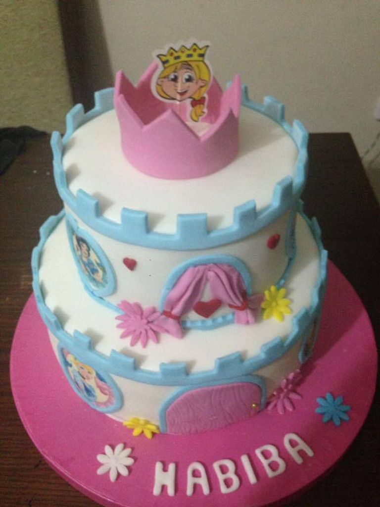 فنانة تشكيلية تصنع من الحلوى لوحات فنية