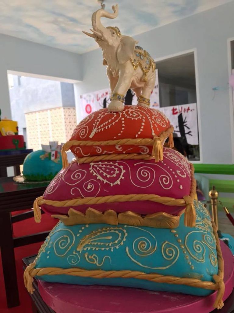 فنانة تشكيلية تصنع من الحلوى لوحات فنية