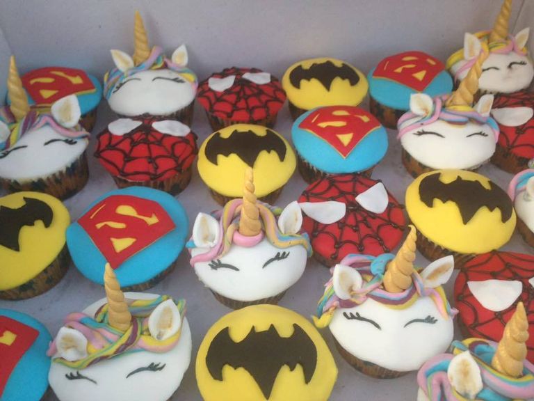 فنانة تشكيلية تصنع من الحلوى لوحات فنية