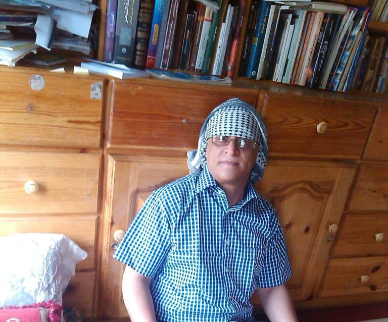 رئيس اتحاد كتاب اليمن يبيع مكتبته ليسدد ديونه