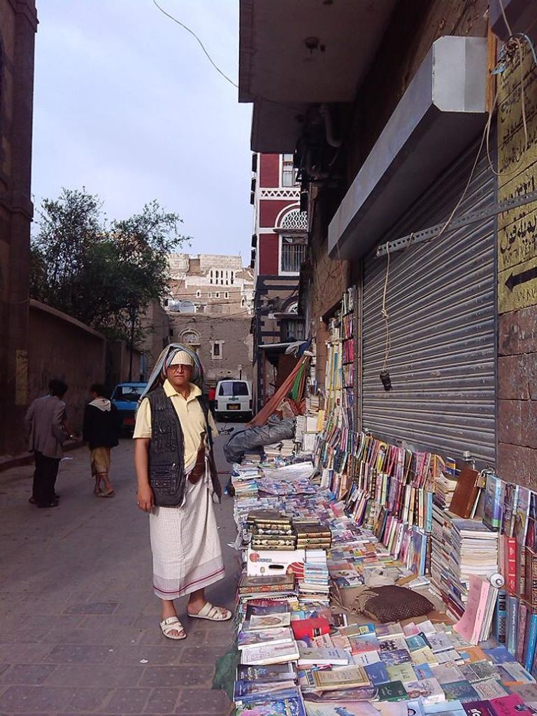 رئيس اتحاد كتاب اليمن يبيع مكتبته ليسدد ديونه