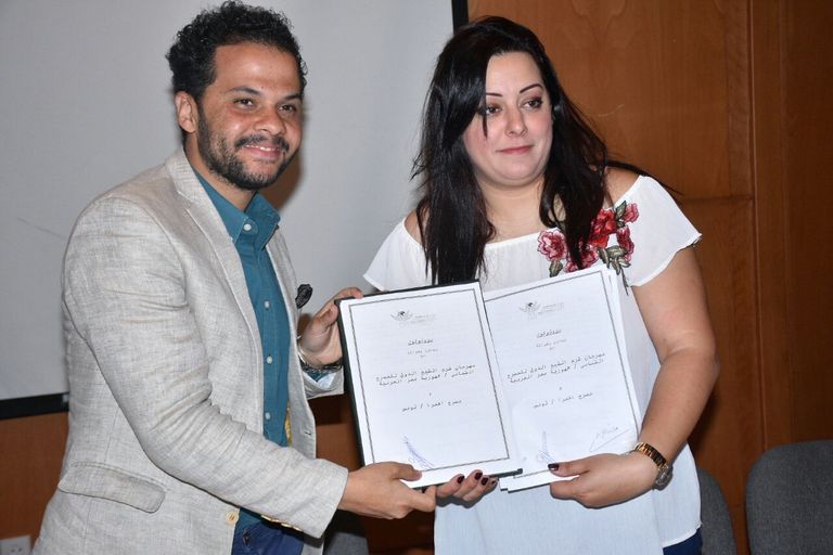 سيرين عز الدين بعد توقيع الاتفاقية مع مازن الغرباوي