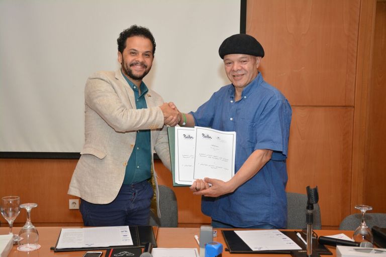 سيرين عز الدين بعد توقيع الاتفاقية مع مازن الغرباوي