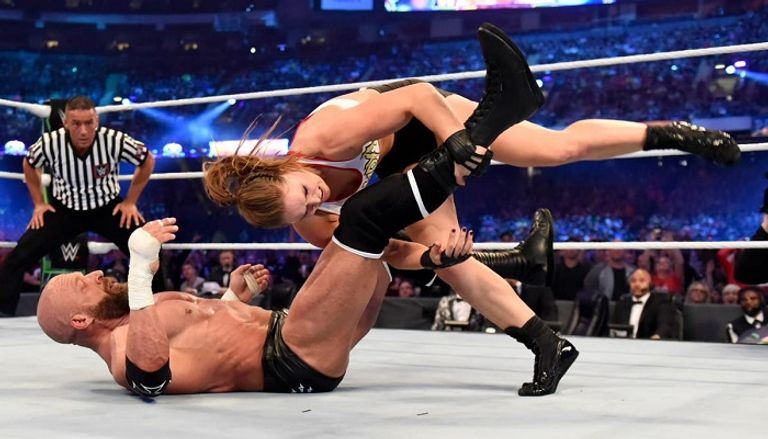 روندا راوزي وكيرت أنجل بعد الفوز