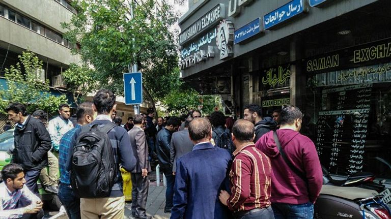 إيرانيون يبحثون عن الدولار