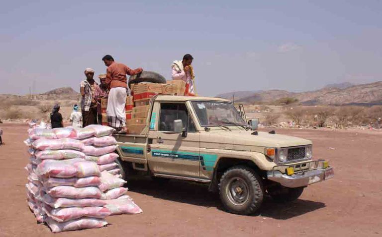 الهلال الأحمر الإماراتي يوزع مساعدات على أهالي كرش في لحج