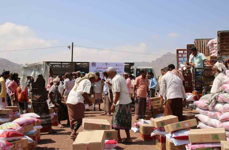 الهلال الأحمر الإماراتي يوزع مساعدات على أهالي كرش في لحج