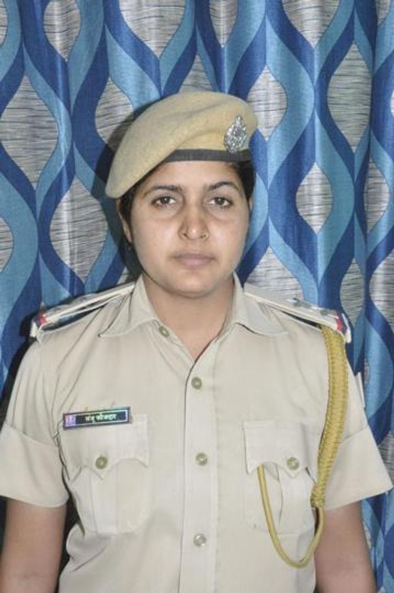 بطاقة زفاف مفتشة الشرطة الهندية