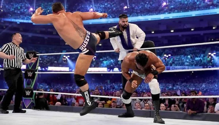 جيندر ماهال يرفع حزام بطولة الولايات المتحدة