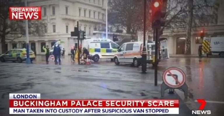 انتشار الشرطة البريطانية حول قصر بكنجهام