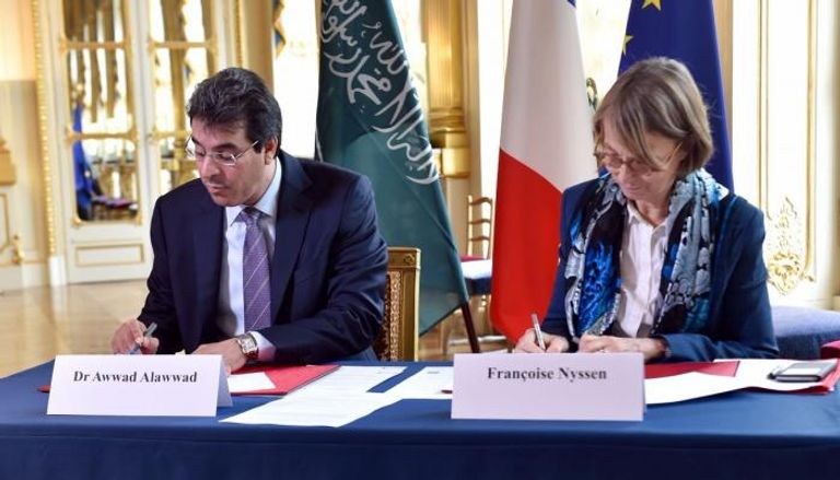 وزير الثقافة السعودي ونظيرته الفرنسية خلال التوقيع