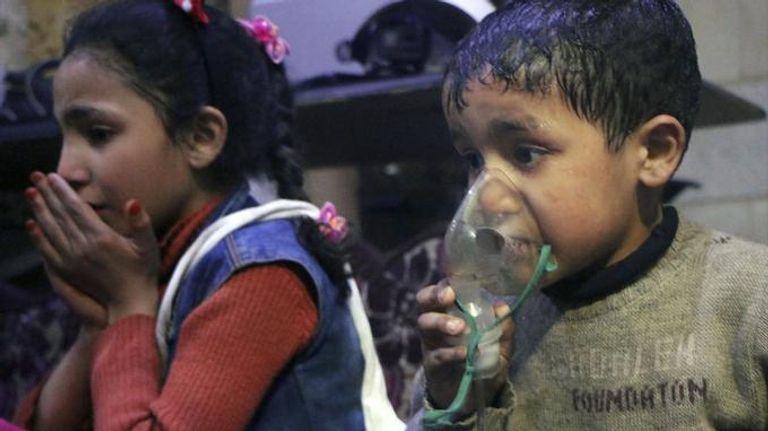 استخدام السلاح الكيماوي في دوما أسقط ضحايا من الأطفال والنساء هل ينفذ ماكرون تهديده بعد استخدام السلاح الكيماوي في سوريا؟