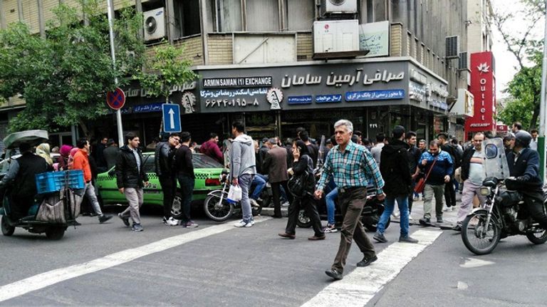 زحام أمام المصارف الإيرانية بحثا عن الدولار 