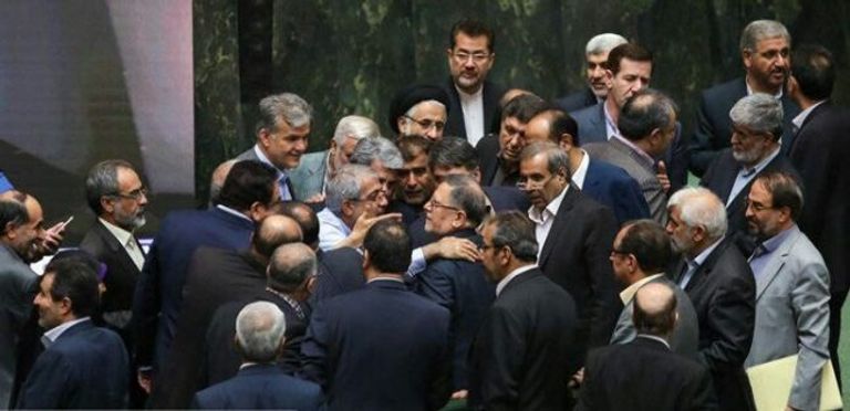 فوضى داخل البرلمان الإيراني بسبب أزمة الدولار انهيار العملة الإيرانية - رويترز