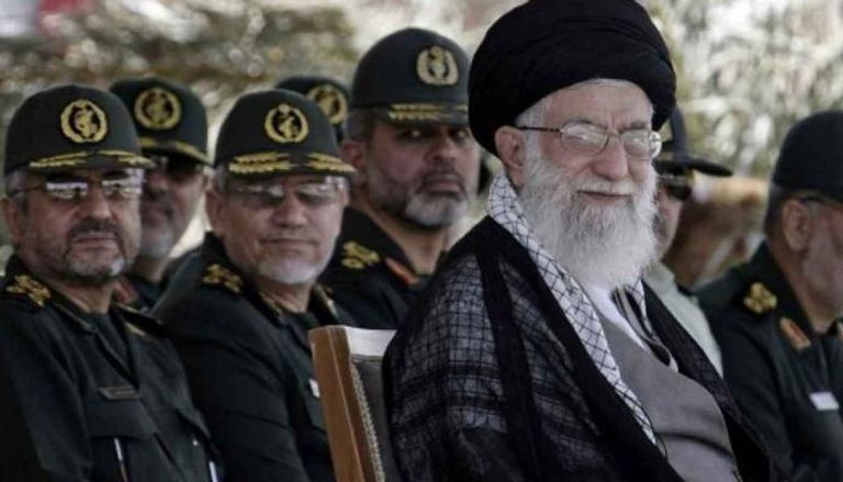مرشد إيران علي خامنئي وعناصر بالحرس الثوري- أرشيفية مطار التيفور السوري