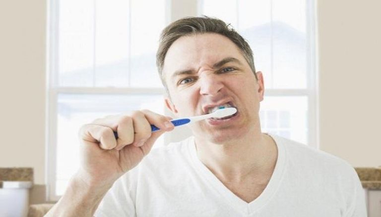 تنظيف الأسنان بعد تناول الطعام مباشرة ضار جدا