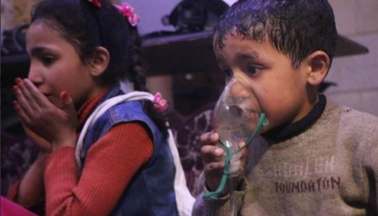 طفلان متأثران بالغارة التي ضربت مدينة دوما السورية