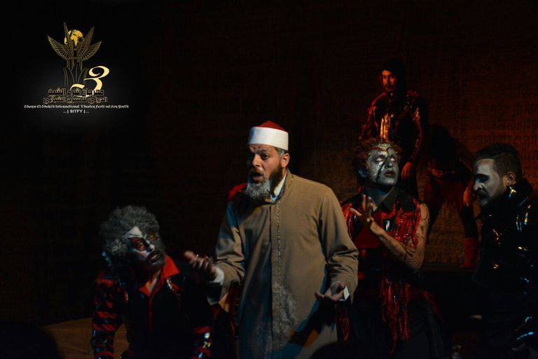 مشهد من العرض المسرحي المصري الجلسة 