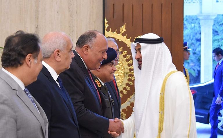 محمد بن زايد يصافح وزير الخارجية المصري الشيخ محمد بن زايد خلال لقاء الرئيس المصري عبد الفتاح السيسي