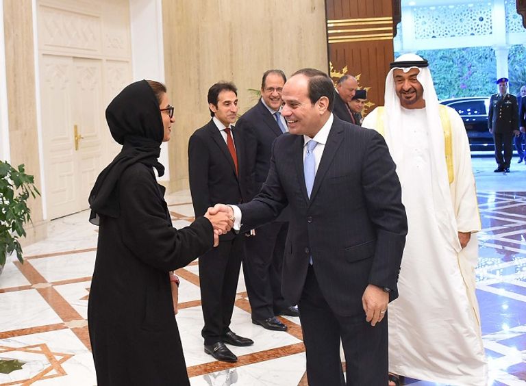الرئيس المصري يصافح الوفد الإماراتي الشيخ محمد بن زايد خلال لقاء الرئيس المصري عبد الفتاح السيسي