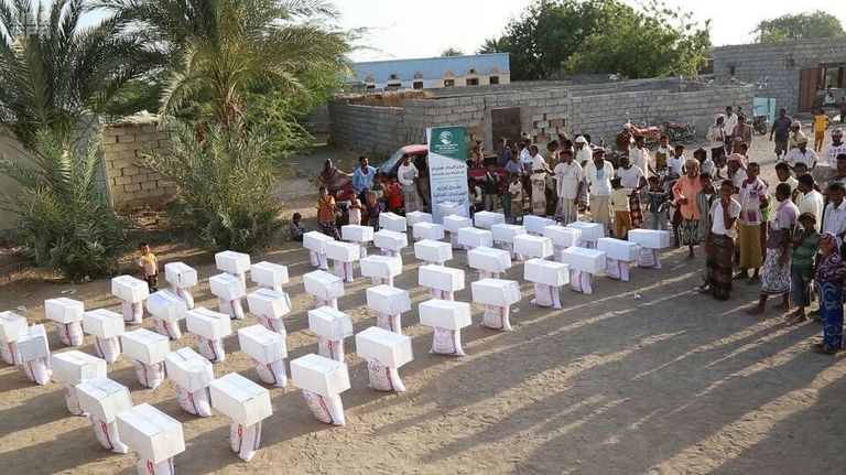 949 سلة غذائية لأبناء منطقة موشج بمديرية الخوخة مركز الملك سلمان للإغاثة يوزع 949 سلة غذائية في الخوخة
