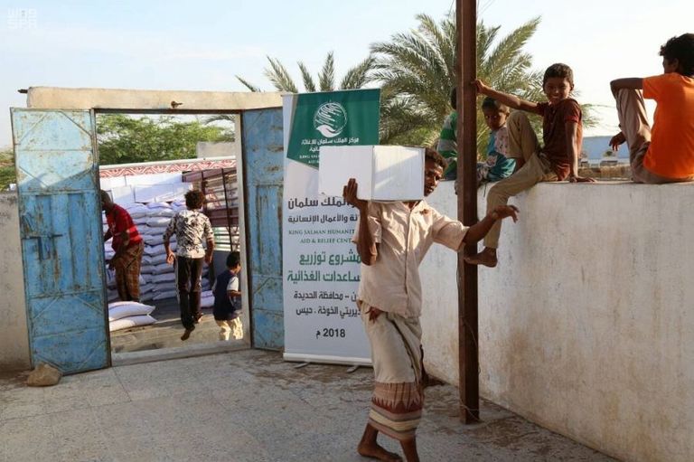 السلة الواحدة تكفي 6 أشخاص مركز الملك سلمان للإغاثة يوزع 949 سلة غذائية في الخوخة