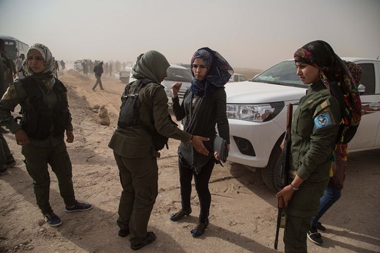 مقاتلة من وحدات حماية المرأة تقف في نقطة مرتفعة بجبل سنجار