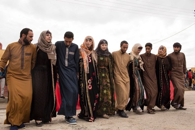 مقاتلة من وحدات حماية المرأة تقف في نقطة مرتفعة بجبل سنجار