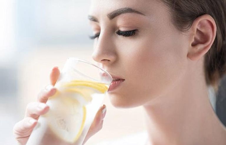 فوائد الليمون بالماء الدافئ