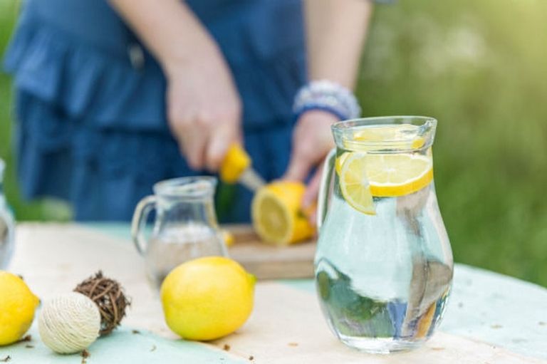 فوائد الليمون بالماء الدافئ