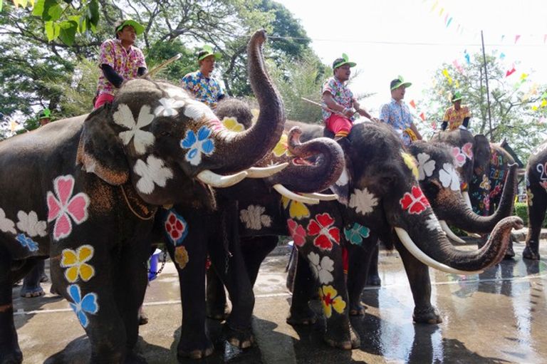 تايلاند تحتفل بمهرجان سونجكران برش الماء