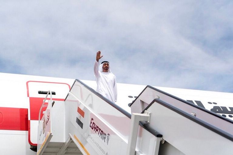 الشيخ محمد بن زايد يودِّع الرئيس السيسي الشيخ محمد بن زايد والرئيس السيسي