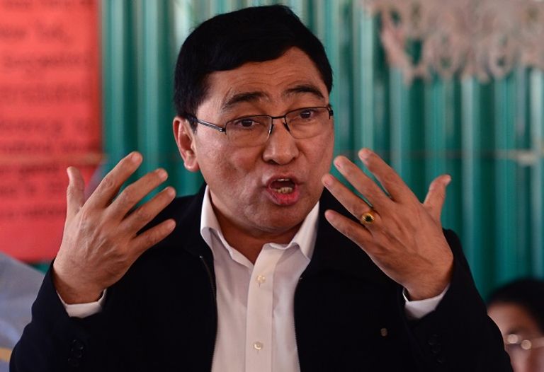 وزير الرعاية الاجتماعية في ميانمار خلال حديثه مع لاجئي الروهينجا- أ.ف.ب وزير الرعاية الاجتماعية بميانمار خلال حديثه مع لاجئي الروهينجا- أ.ف.ب