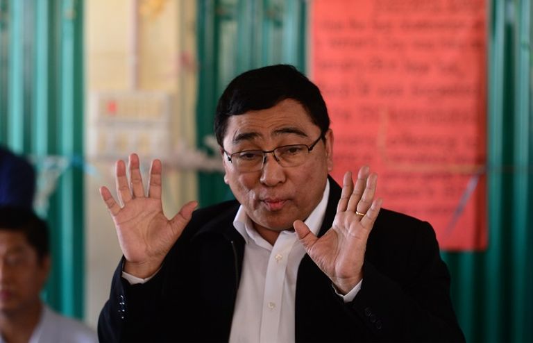 وزير الرعاية الاجتماعية في ميانمار خلال حديثه مع لاجئي الروهينجا- أ.ف.ب وزير الرعاية الاجتماعية بميانمار خلال حديثه مع لاجئي الروهينجا- أ.ف.ب