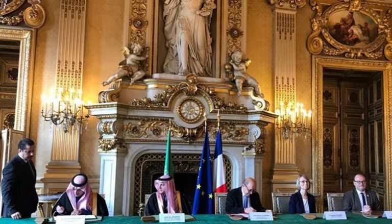 وزير الخارجية السعودي ونظيره الفرنسي خلال توقيع الاتفاقية