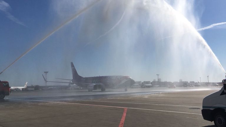 رش المياه تقليد معروف في استقبال أولى رحلات الطائرات رش المياه تقليد متبع في استقبال الطائرات لأول مرة