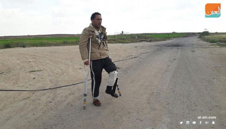الشاب الفلسطيني بعد إصابته بالقنص الإسرائيلي