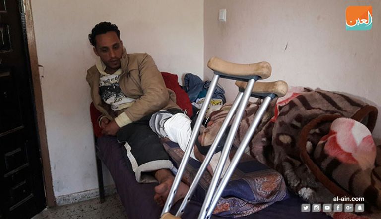 أبودقة وهو مصاب الشاب الفلسطيني بعد إصابته بالقنص الإسرائيلي