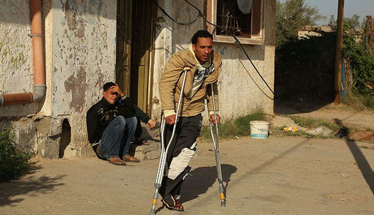 أبودقة وهو مصاب الشاب الفلسطيني بعد إصابته بالقنص الإسرائيلي