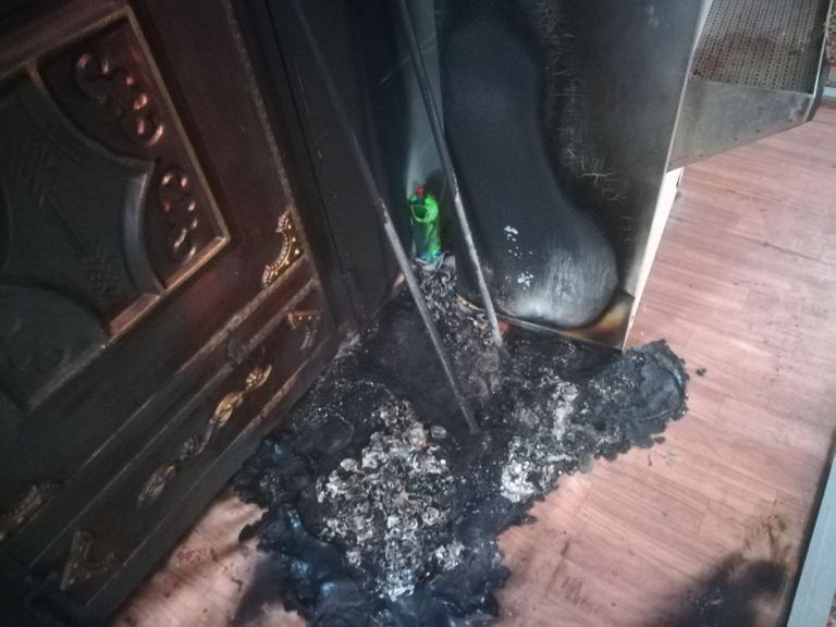 آثار المادة الحارقة التي ألقاها مستوطن إسرائيلي على المسجد مسجد الشيخ سعادة أبو شاهر