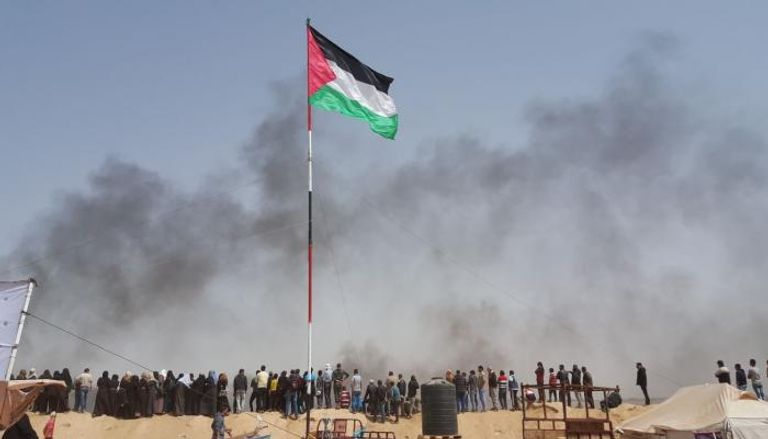 علم فلسطين يرفرف فوق السارية وسط المتظاهرين
