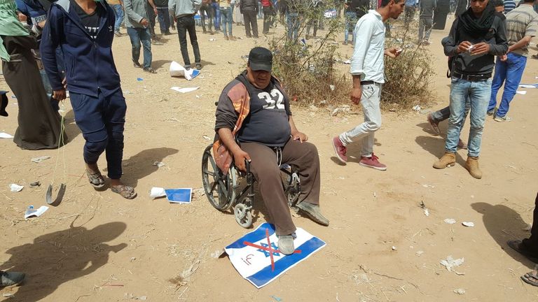 دهش علم الاحتلال علم فلسطين يرفرف فوق السارية وسط المتظاهرين