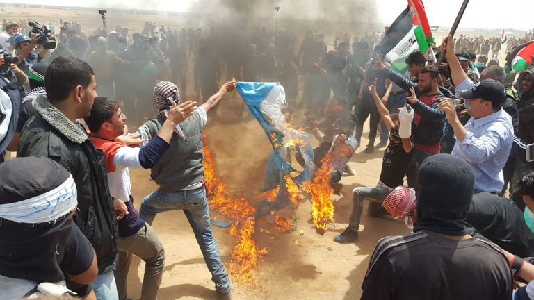 رفع علم فلسطين مقابل حرق علم إسرائيل علم فلسطين يرفرف فوق السارية وسط المتظاهرين