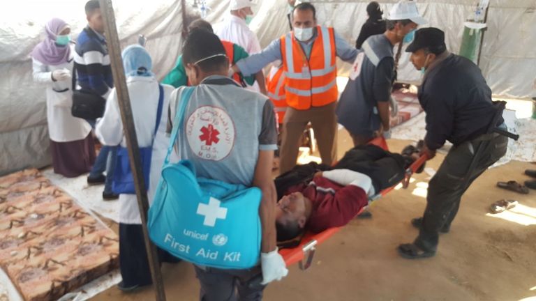 المستشفيات الميدانية في غزة.. استهداف إسرائيلي يزيدهم عطاء - صورة 1