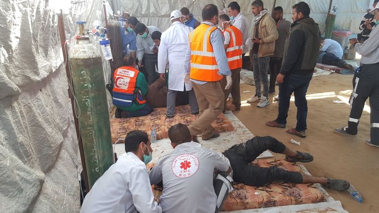 المستشفيات الميدانية في غزة.. استهداف إسرائيلي يزيدهم عطاء - صورة 2