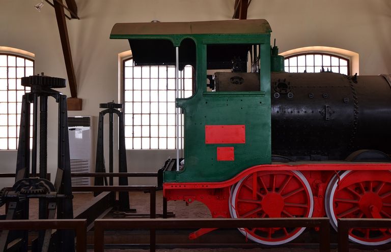 إحدى القاطرات المحفوظة في أحد مباني محطة مدائن صالح مدائن صالح عمرها يرجع إلى 300 عام قبل الميلاد