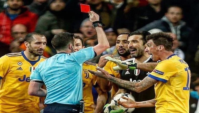 طرد جانلويجي بوفون حارس مرمى يوفنتوس أمام ريال مدريد جورجيو كيلليني مدافع يوفنتوس