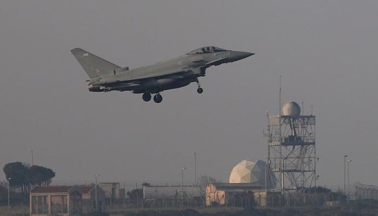 طائرة فرنسية في قاعدة بريطانية بقبرص قرب سوريا - رويترز