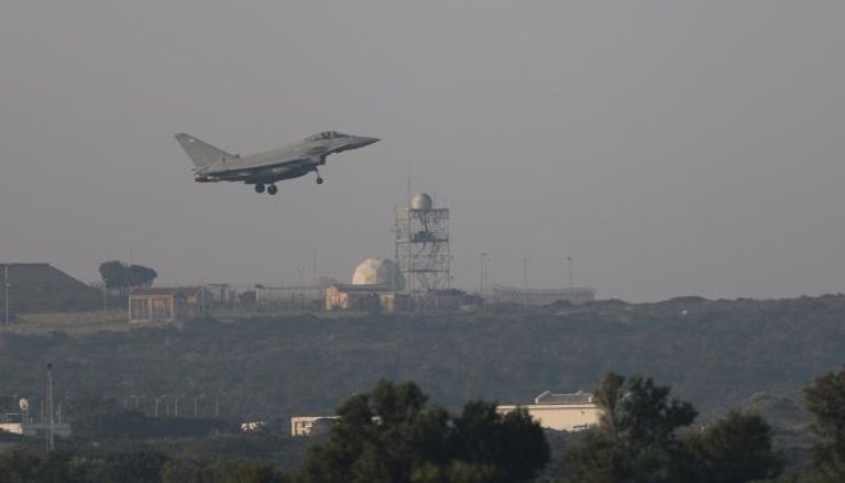 طائرة فرنسية في قاعدة عسكرية قرب سوريا - رويترز